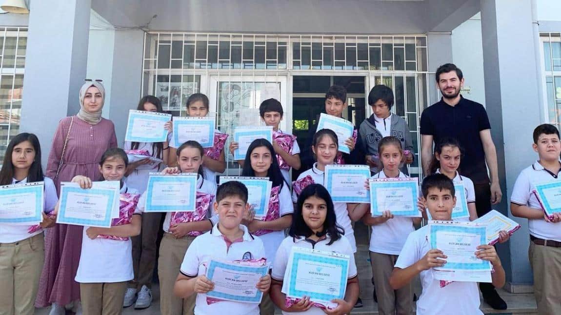Kuran-ı Kerim'e Geçme Başarısını Gösteren Öğrencilerimiz Ödül ve Belgelerini Aldılar